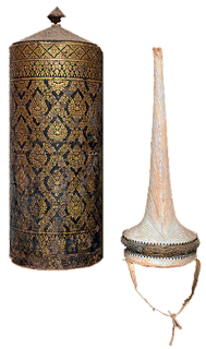 Bonnet siamois (lomphok) avec sa boîte de rangement.